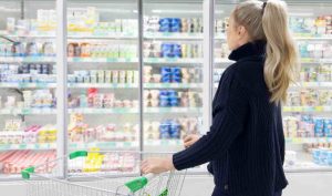 Frigorifero degli yogurt al supermercato - iFood.it (foto iStock)