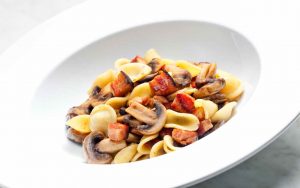 Pasta pancetta e funghi, un primo facile e veloce