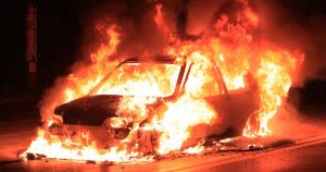 Auto in fiamme