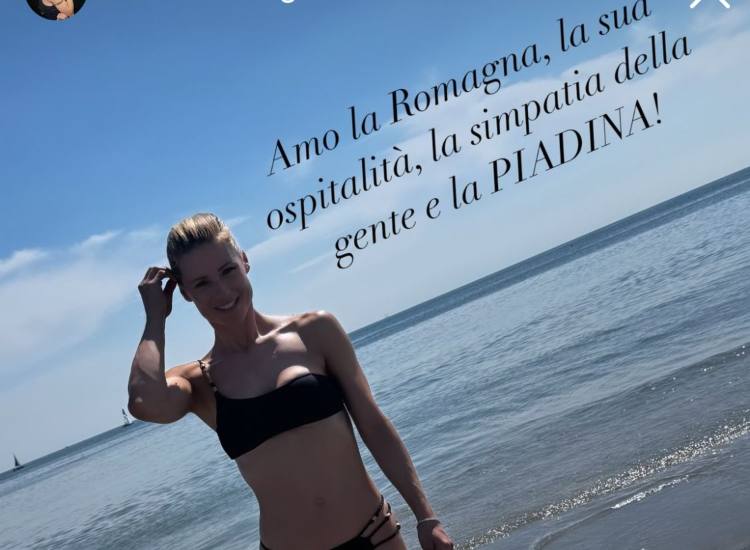 Michelle Hunziker al mare in Romagna
