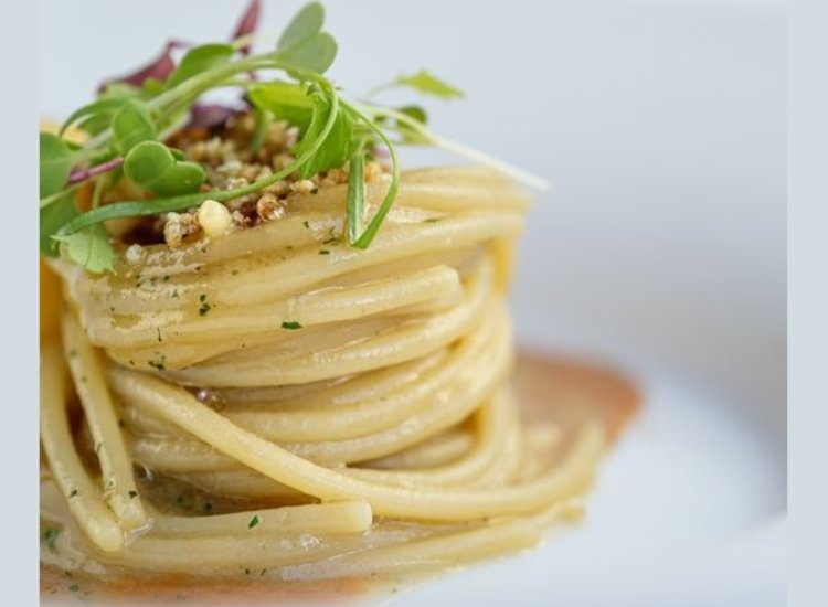 Spaghettoni, ricci di mare, mandorle e quinoa al cardamomo 