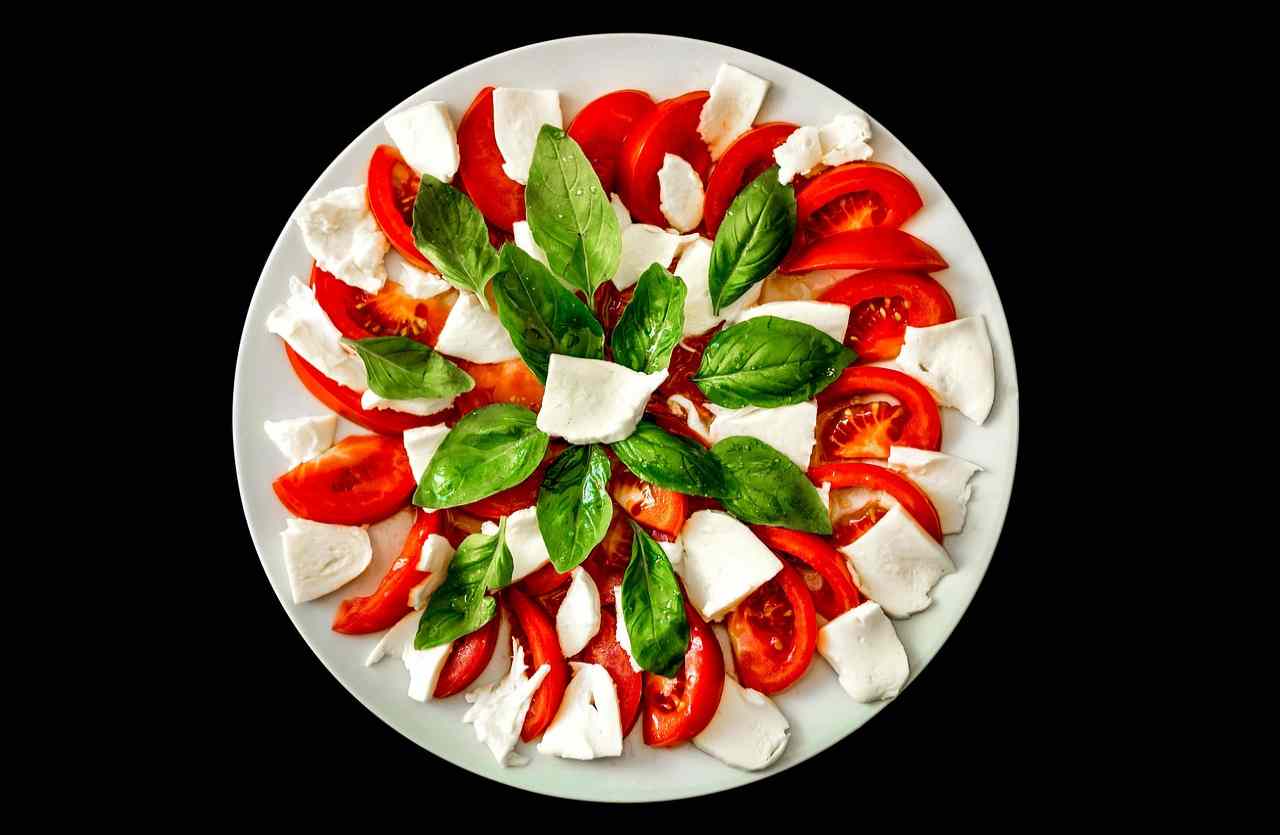 Salada Caprese, parece fácil de preparar mas basta um minuto para prepará-la como um prato excelente: um truque de chef