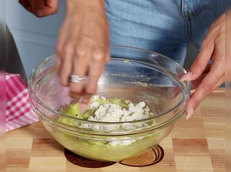 Preparazione pane di avocado 