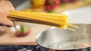 Mai gettare nel lavandino l'acqua di cottura della pasta