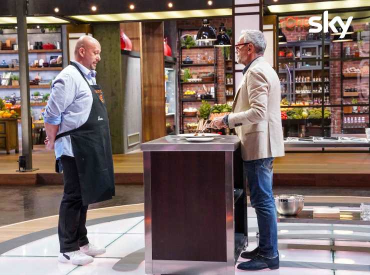 Lo chef Bruno Barbieri assaggia un piatto di un concorrente "MasterChef"