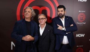 Fiocco blu a MasterChef (iFood Fonte Ansa Foto)