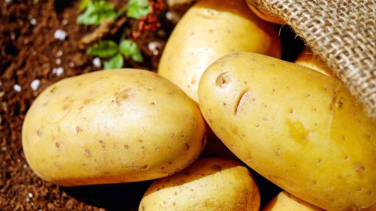 Sbucciare le patate 