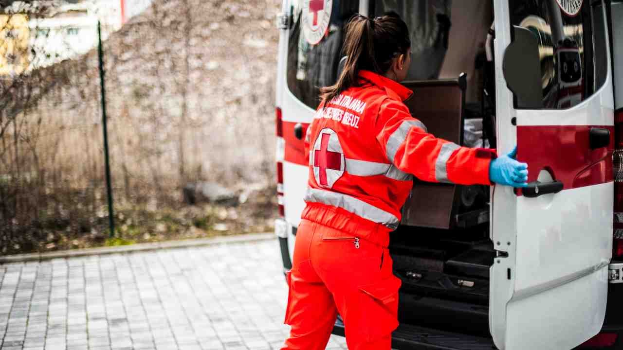 Personale sanitario su un'ambulanza