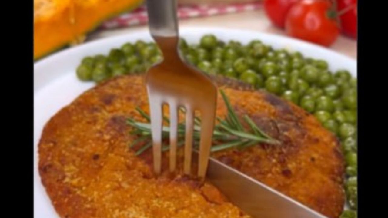 Una cotoletta di zucca su un piatto con dei piselli