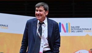 Gianni Morandi benda sull'occhio - iFood.it (Fonte Foto Ansa)