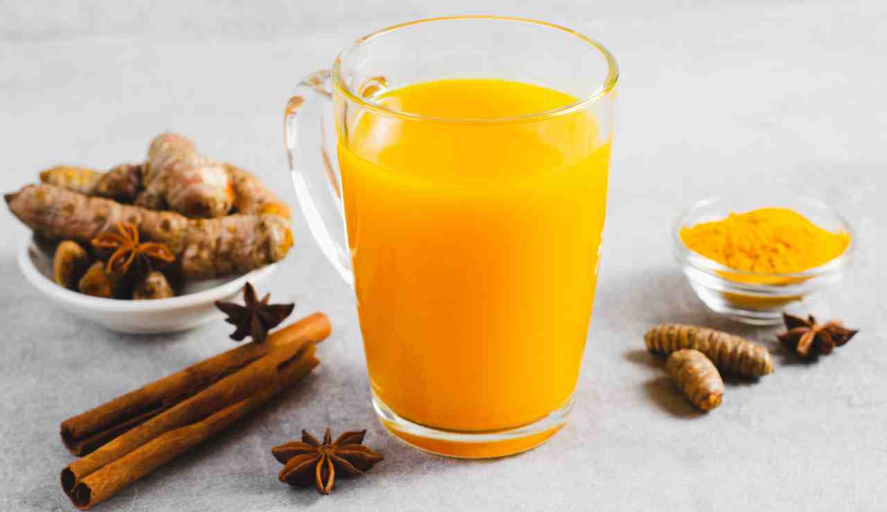 Acqua e curcuma al mattino - iFood.it (Fonte foto Canva)