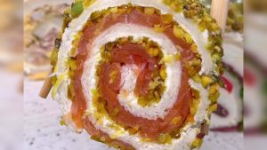 Girelle al salmone con granella di pistacchio e limone