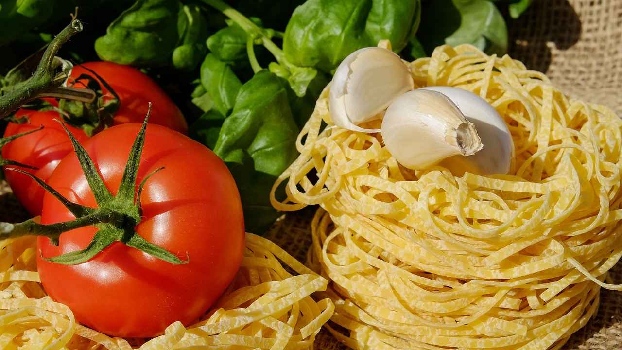 Aglio, pomodoro, basilico e tagliatelle