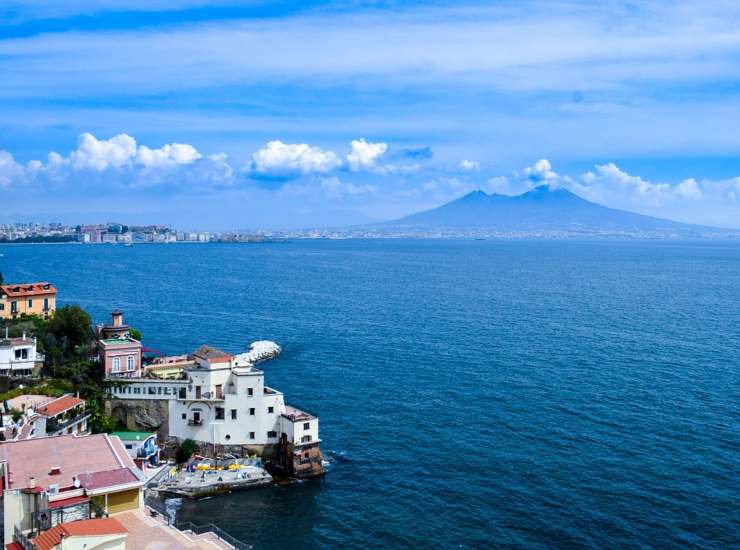 La città di Napoli con il Vesuvio sullo sfondo