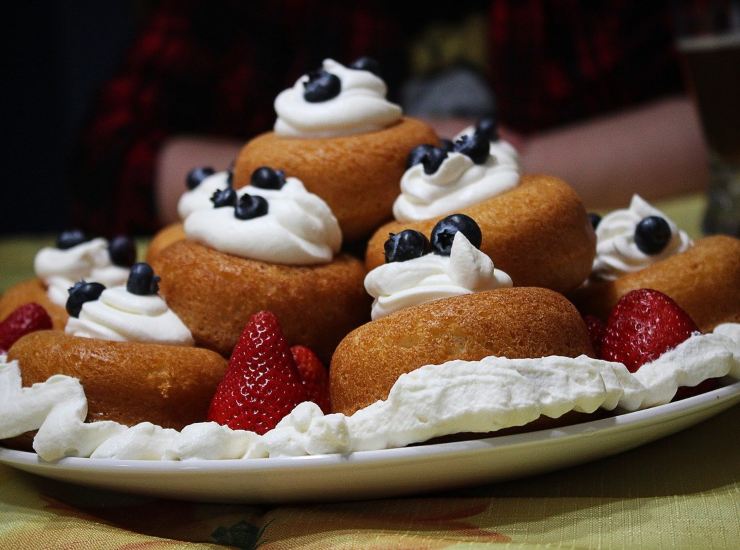 Pasticcini con fragole, mirtilli e crema