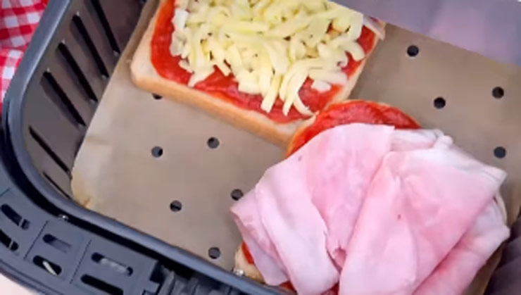 Pizza toast light in friggitrice ad aria