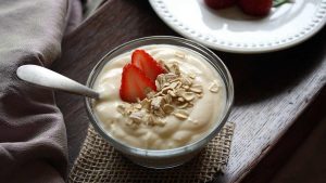 Ciotola di yogurt con fragole e fiocchi d'avena