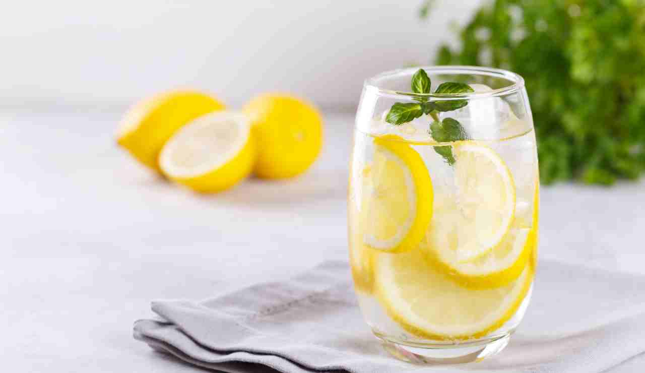 Bere acqua e limone è davvero salutare? - iFood.it (Fonte foto Canva)