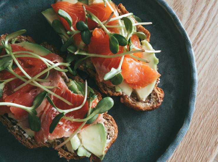 avocado toast al salmone