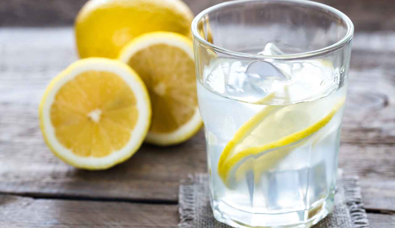 Acqua calda e limone falsi miti - iFood.it (Fonte Foto Canva)